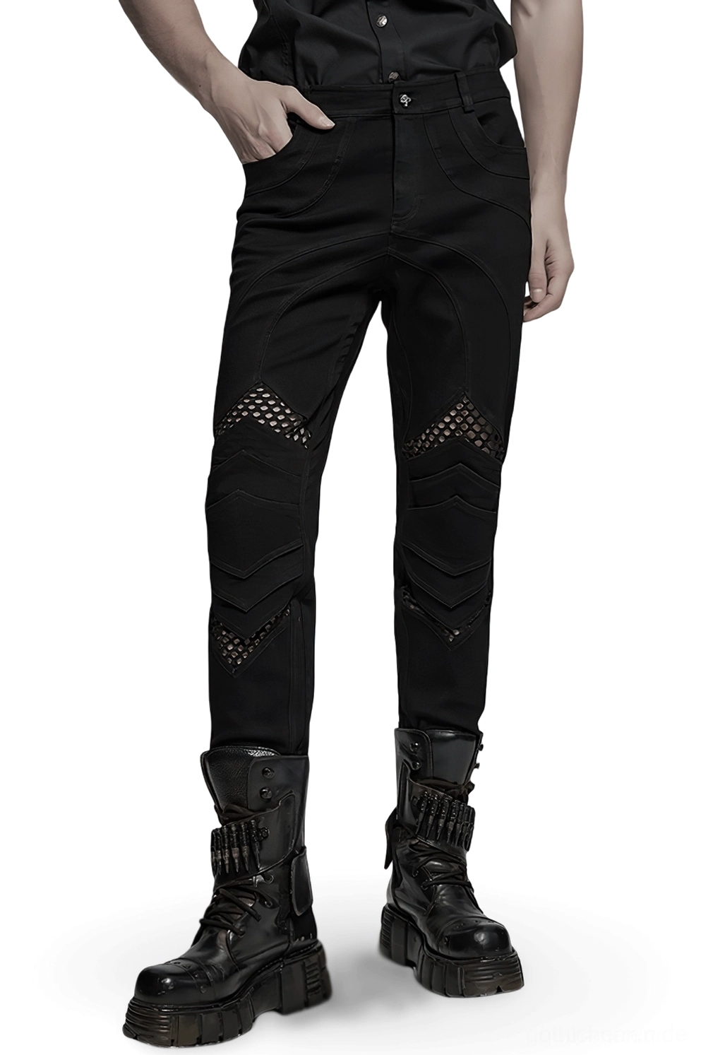 Schwarze Gothic Röhrenhose mit 3D-Netzwerk-Kniedesign im Front-Dreiviertelbild, getragen von männlichem Model mit schwarzem Oberteil und Boots, zeigt schlanke Silhouette und Fishnet-Ausschnitte