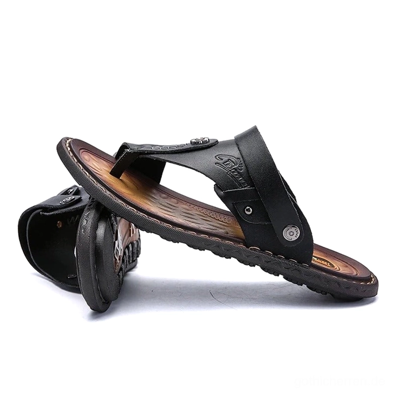 Schwarze alternative Mode Mikrofaser-Sandalen gestapelte Anzeige mit embossiertem Logo – Froschperspektive Blickwinkel