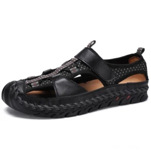 Schwarze Gothic-Sandalen Vorderansicht im dreiviertellen Winkel mit atmungsaktiven Mesh-Panels und Antirutsch-Gummisohle