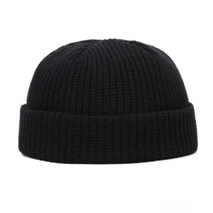 Schwarze Gothic Skull Strickmütze mit Rippenstruktur – Frontalansicht Flatlayar, klassische gotische Schädelmütze aus Acryl mit umgeschlagener Krempe