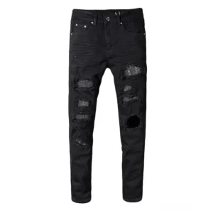 Schwarze Gothic Slim-Fit Jeans mit Strass-Steinen und Distressed Rissen Vorderansicht Flat Lay Vollansicht Männer