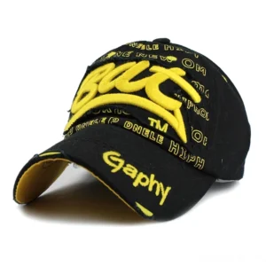 Schwarze Gothic Snapback Cap mit gelbem 3D BUT Stickerei-Logo und aufgerauter Frayed Brim sowie Gaphy-Signatur im Studio-Detailshot