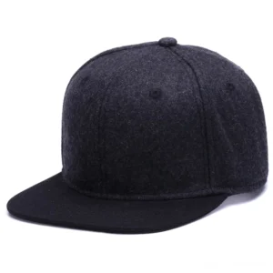 Solide schwarze Gothic Wool Snapback Cap Frontansicht, flaches Brim-Design mit klaren Linien und minimalistischer dunkler Ästhetik, Urban Streetwear Stil