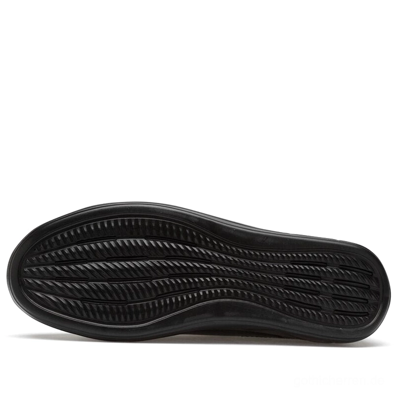 Schwarze Gothic Turnschuhe Gummi-Außensohle mit rutschfestem Stufenprofil-Tread-Muster für maximalen Halt und Griffigkeit – Sohlen-Detailaufnahme