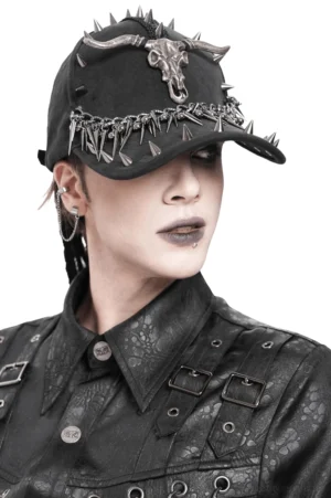 Schwarze Gothic Spike Bullschädel Baseball Kappe mit Metallketten und Nieten – Vorderansicht getragen von männlichem Modell mit Dreadlocks – alternative Spike Kappe