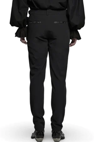 Schwarze Gothic-Spitzenhose Rückansicht auf Model, präsentiert bestickte hintere Taille und vintage Schnallensystem mit eleganter Verarbeitung