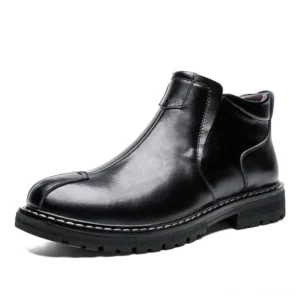 Schwarze Gothic Chelsea Stiefel aus Split-Leder für Herren mit Slip-on-Design, gestickte Gummisohle, Knöchelboot mit flacher Seitenansicht auf weißem Hintergrund