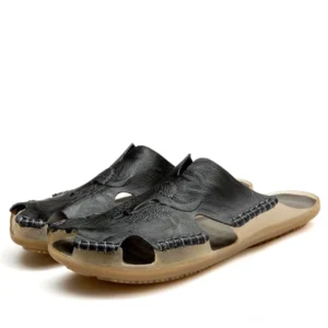 Schwarze Gothic Split-Leder Herren-Sandalen mit handgestepptem Saum und geprägten Details, Dreiviertelansicht Paardarstellung