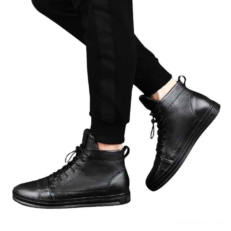 Herren schwarze Gothic Knöchel Stiefel Schnürsystem Seitenansicht schwarze Jogginghose Alltags-Styling