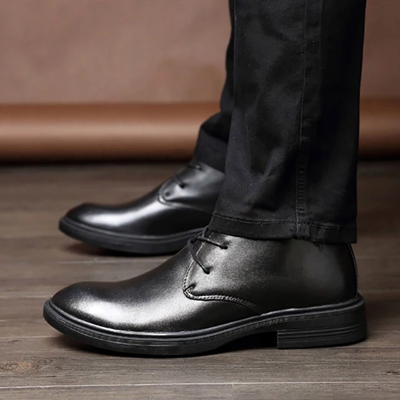 Schwarze Gothic Lederstiefel Laufsohle Gummi Griffmuster Profilstruktur Konstruktionsdetail Bodenhaftung