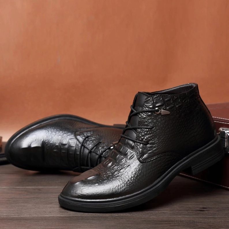 Schwarze Gothic Lederstiefel Rückansicht vertikal Schnürdesign Absatzhöhe Konstruktion Schaftform