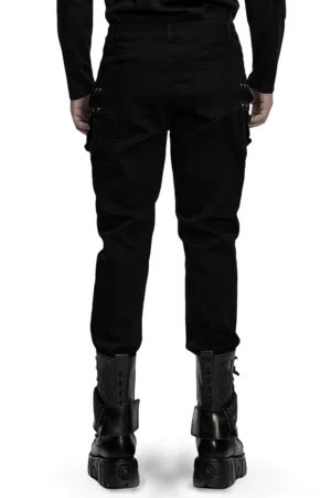Schwarze Gothic Cyberpunk Techwear Hose - Rückansicht Vollbild auf Modell mit strukturierten Beinen, Rückentaschen mit Metallnieten und architektonischem Schnitt