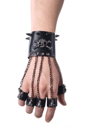Schwarze Gothic Totenkopf fingerlose Lederhandschuhe für Herren von vorne, mit Metallketten und Spike Totenkopf Details, Top-Down Ansicht auf männlicher Hand