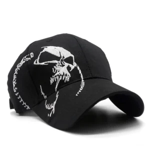 Schwarze Gothic Baseball Kappe mit weißer Totenkopf-Stickerei, drei-viertel Frontansicht, detaillierte Stickarbeit, Alternative Fashion Kopfbedeckung mit strukturiertem sechs-Panel Design