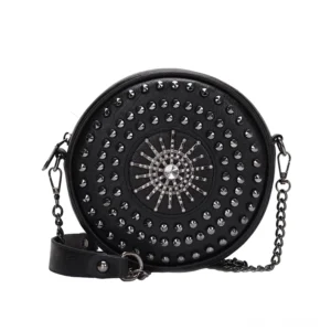 Schwarze Gothic Umhängetasche mit kreisförmigem Design und Nieten-Sonnenstern-Muster, Flatlays-Ansicht von vorne mit glänzenden Strass-Steinen und Metallbeschlägen