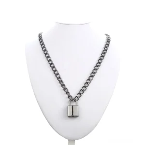 Schwarze Gothic-Vorhängeschloss-Kette mit rechteckigem Schloss-Anhänger auf massiver Gliederkette, Frontansicht auf weißer Schmuck-Schaufensterpuppe, Industrial-Gothic-Design für unisex Träger