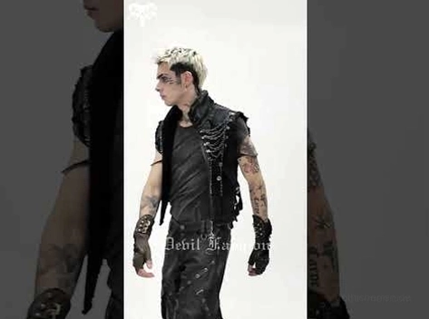 Seitenprofil der taillierten schwarzen Gothic Weste auf männlichem Modell in Studio-Setting mit Lederbekleidung, hochem Stehkragen und Kettendetails