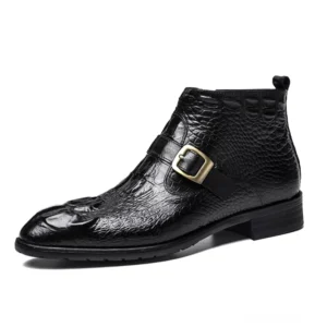 Schwarze gotische Krokodil-geprägte Lederstiefel mit Metallschnallenbügel und Seitenreißverschluss in Profilansicht, links seitliche Ansicht des eleganten Knöchelstiefels