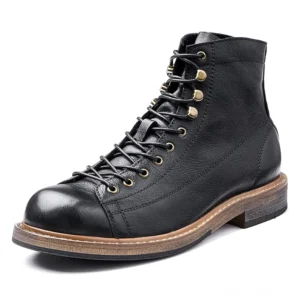Schwarze gotische Schnürstiefel aus echtem Rindsleder mit rundem Zehenbereich und Messingschnürhaken, Seitenansicht aus drei Vierteln, Kampfstiefel-Silhouette
