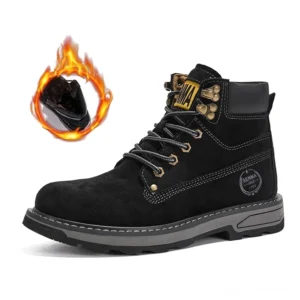 Schwarze isolierte Gothic Combat Stiefel mit thermischer Kunstfellauskleidung, kräftiger Gummisohle und minimalistischem Gothic-Design