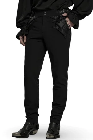 Schwarze Jacquard-Gothic-Hose mit asymmetrischer Spitze in Vorderansicht auf männlichem Model, zeigt detaillierte Spitzenstickerei und taillierte Silhouette, getragen mit viktorianischem Spitzenhemd