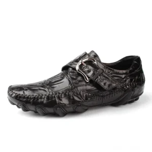 Schwarze Krokodil-Leder Gothic Loafer mit Metallschnalle in Seitenprofil-Ansicht, elegante Prägung und strukturierte Laufsohle