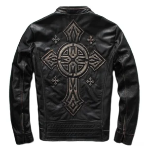 Rückenansicht der schwarzen Kuhleder gotischen Motorradjacke mit handgesticktem Kreuz-Emblem und authentischer Vintage-Ledertextur