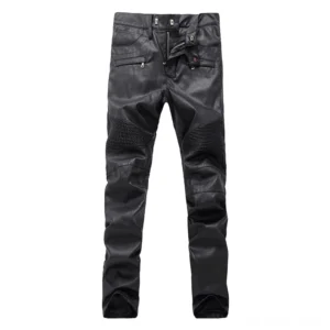 Schwarze Kunstleder Motorrad-Hose Lederhose Flat-Lay Vorderansicht zeigt Reißverschlusstaschen und zerrissene Knienpaneele Detail
