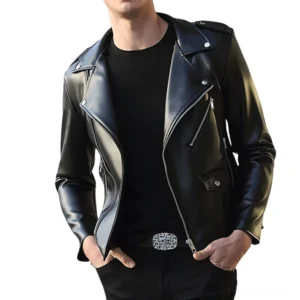 Schwarze Kunstleder-Motorradjacke mit silberner Metallhardware auf männlichem Model getragen Vorderansicht Slim-Fit Biker-Stil