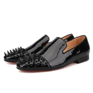 Schwarze Lackleder Gothic Loafer mit Spike-Zehenkappe, Vorderansicht von schräg zeigt das elegante Slip-On-Design und den glänzenden Lackleder-Finish