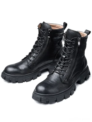 Echte schwarze Leder Combat Stiefel mit Seitenverschluss und klobiger Laufsohle – Frontale Dreiviertelvorderansicht der Gothic Motorrad Boots