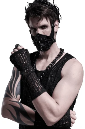 Schwarze Mesh Fingerlose Handschuhe getragen von tätowiertem männlichen Model mit gotischer Gesichtsmaske im Studio – distressed Gothic Handschuh Detail