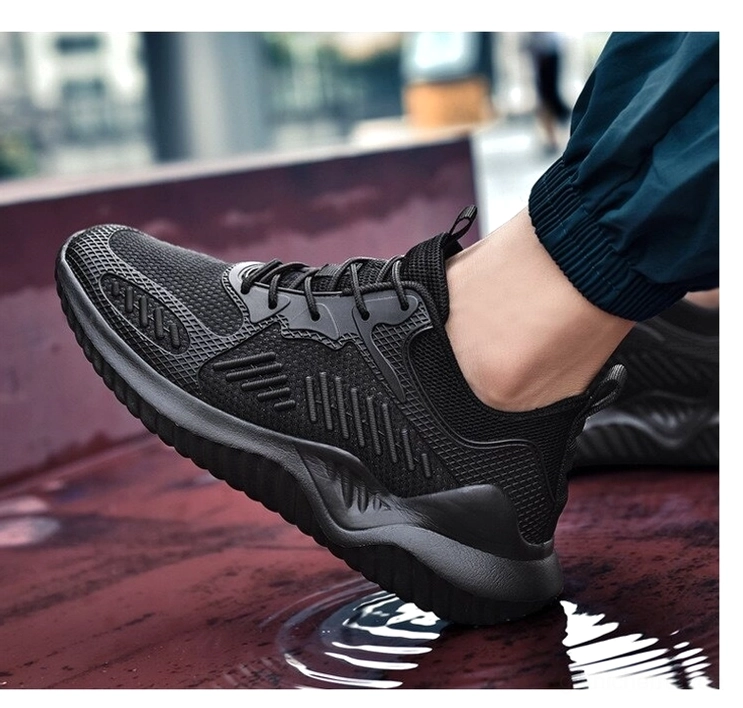 Schwarze Mesh Gothic Turnschuhe getragen auf Fuß urbaner Straßenstyle – zeigt Seitenprofil mit gerippter Textur und Urban-Look, casual Goth Ästhetik