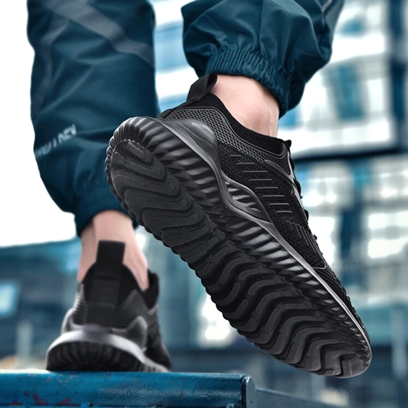 Schwarze Mesh Gothic Turnschuhe Outdoor-Verschleiß texturierte Gummisohle Detail – zeigt Anti-Rutsch-Griffmuster und urbanen Alternative-Lifestyle