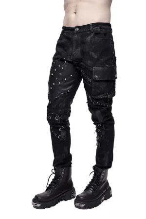 Schwarze Nieten-Cargo-Hose Gothic Slim Fit Frontansicht auf männlichem Modell mit silbernen Nieten, Distressed-Denim und Kunstleder-Paneelen