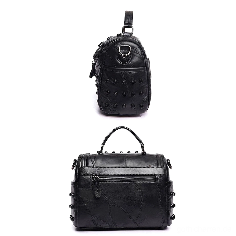 Schwarze Nieten-Leder Messenger Bag Draufsicht, zeigt durchgehende schwarze Metallnietenverzierung, Oberflächen-Textur und Top-Griffschleife des Gothic Designs