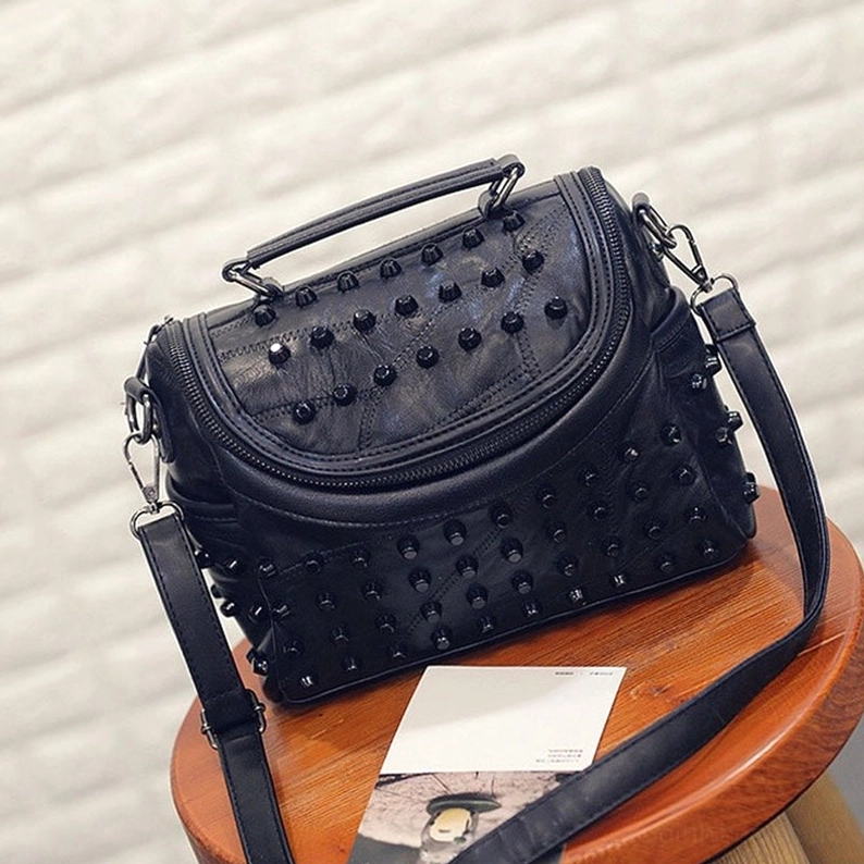 Schwarze Nieten-Messenger Bag Vorderansicht, zeigt Fachstruktur, Reißverschluss-Kompartimentierung und funktionales Design der Gothic Handtasche