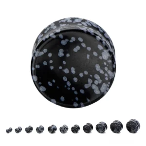 Nahaufnahme Detail der schwarzen Obsidian Flesh Tunnel Ohrringe mit gesprenkelter Oberfläche, polierte doppelte Flansche und natürliche Mineralvariationen, Gothic Gauges Closeup