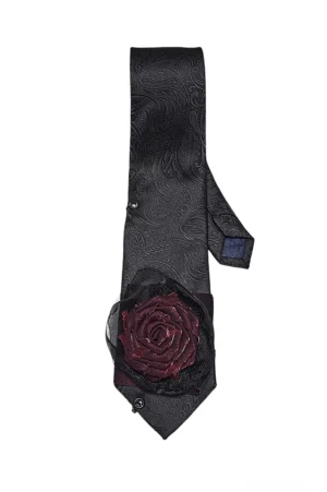 Schwarze Paisley-Gothic-Krawatte Flachlegung zeigt 3D Bordeaux-Rose mit Tüll-Rand und Metalldruckknopf-Verschlüsse auf weißem Hintergrund