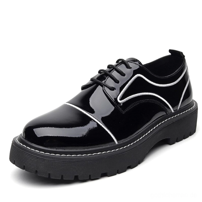 Herren Patent-Leder Oxford Plateauschuhe in Obsidian Schwarz mit weißem kontrastierendem Lug-Profil Vorderansicht drei-viertel Ansicht