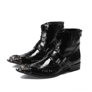 Schwarze Patentleder Gothic Spitzstiefel Herren Vorderansicht mit Metallschnalle und ornamentaler Metallzehenschutzkappe in Dreiviertelperspektive