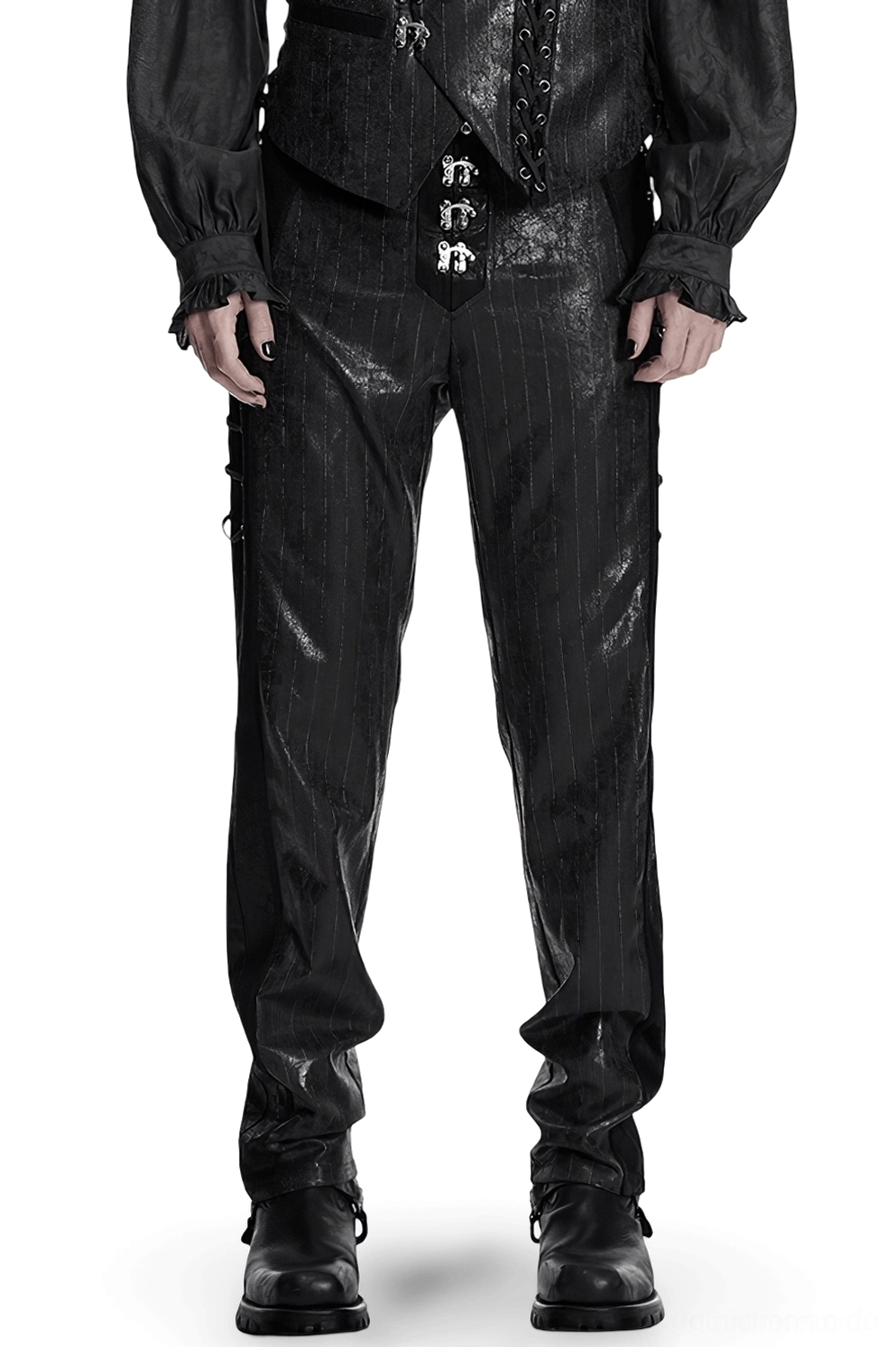 Schwarze Pinstripe-Lederhose mit Rissen, Vorderansicht auf männlichem Modell mit Metallkrallenverschlüssen und seitlichen Schnürpaneelen, Gothic Steampunk Stil