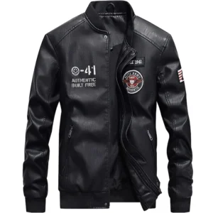 Schwarze PU Leder Bomberjacke halbgeöffnet zeigt Reißverschluss Details und Seitentaschen Gothic Motorrad Stil