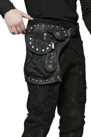 Schwarze Punk-Schenkel-Tasche mit Stern-Rivets und Reißverschlusstaschen von männlichem Model von hinten, zeigt Distressed-Stoff und taktisches Design