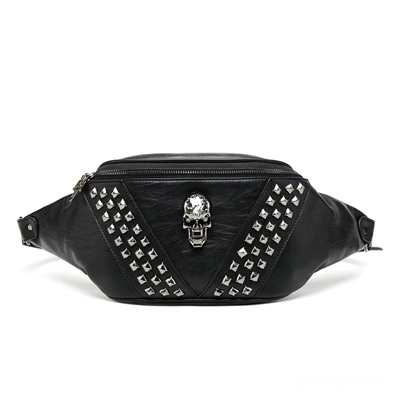 Schwarze Schädel-Nietenguerteltasche Gothic Crossbody Flachlegung Vorderansicht mit Pyramiden-Metallnieten und Schädel-Ornament-Details im Punk-Stil