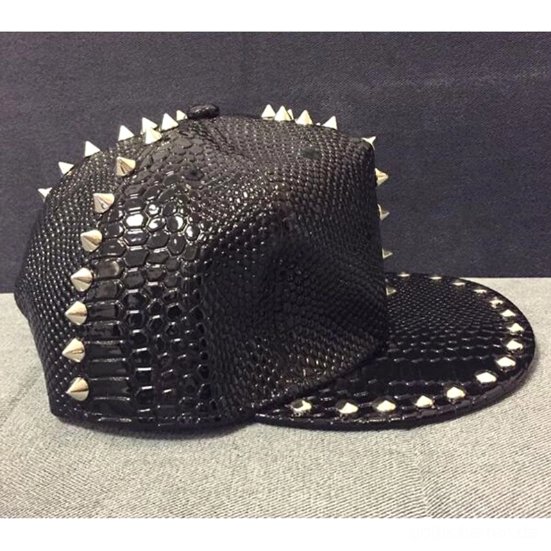 Gotische Nieten-Snapback-Kappe Rückseite mit schwarzer Reptilien-Textur und silberner Hardware, zeigt komplette Nieth-Anordnung auf Schirm und Krone