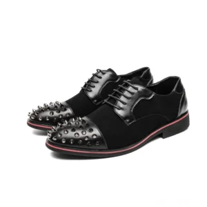 Schwarze Spike Derby Loafer mit Metallnieten auf Zehenkappe, Vorderansicht aus drei Viertelansicht – Gothic Herren Loafer Schuhe mit rotem Sohlenrand