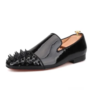 Schwarze Lackleder Spike Loafer mit roter Gummisohle, Seitenansicht zeigt die geometrischen Spike-Verzierungen auf der Zehenkappe und den goldfarbenen Schuhleisten