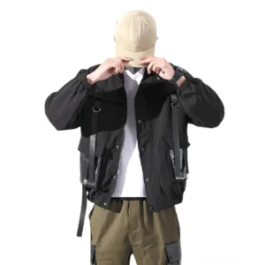 Schwarze taktische Cargo-Jacke mit Webbing-Gurten und transparenten Patch-Pockets, Vorderansicht auf männlichem Model, Gothic Streetwear Herrenjacke