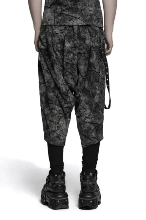 Schwarze gebrochene Tie-Dye Gothic Haremshose Rückansicht mit Drop-Crotch-Schnitt und seitlichen Ösen-Riemen-Details, androgyne Pluderhose